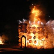 Το «Κάψιμο των Ρολογιών», στο Μπράιτον όπου όλοι όσοι συμμετέχουν θα κάψουν τα χάρτινα φαναράκια τους σε μια τεράστια φωτιά πάνω στην παραλία της πόλης