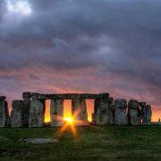 Το Stonehenge φιλοξενεί έναν από τους μεγαλύτερους και πιο διάσημους εορτασμούς του καλοκαιρινού και του χειμερινού ηλιοστασίου