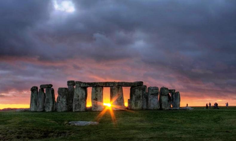 Το Stonehenge φιλοξενεί έναν από τους μεγαλύτερους και πιο διάσημους εορτασμούς του καλοκαιρινού και του χειμερινού ηλιοστασίου