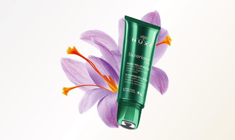 Nuxuriance® Ultra Masque Roll-On Repulpant , απλώνετε τη μάσκα κάνοντας ελαφριές κινήσεις μασάζ με την ειδική ρολέτα σε όλο το πρόσωπο, επιμένοντας στις περιοχές που έχουν περισσότερο ανάγκη, π.χ μέτωπο, ρινοπαρειακή περιοχή. Για λάμψη και τόνωση σε 5 μόλις λεπτά