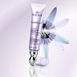 Nuxellence® Eye Area, ένα νέο προϊόν για υπέροχο βλέμμα! Με απλικατέρ μασάζ επαναφέρει τη νεανικότητα, χαρίζει λάμψη, ομοιογένεια, αυξάνει τη φωτεινότητα, απαλύνει την περιοχή, με φυτικές χρωστικές που προσαρμόζονται σε κάθε χρωματικό τόνο