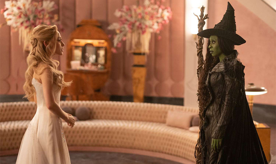Ariana Grande ως Glinda και η Cynthia Erivo ως  Elphaba στην ταινία «Wicked For Good» PHOTO UNIVERSAL PICTURES