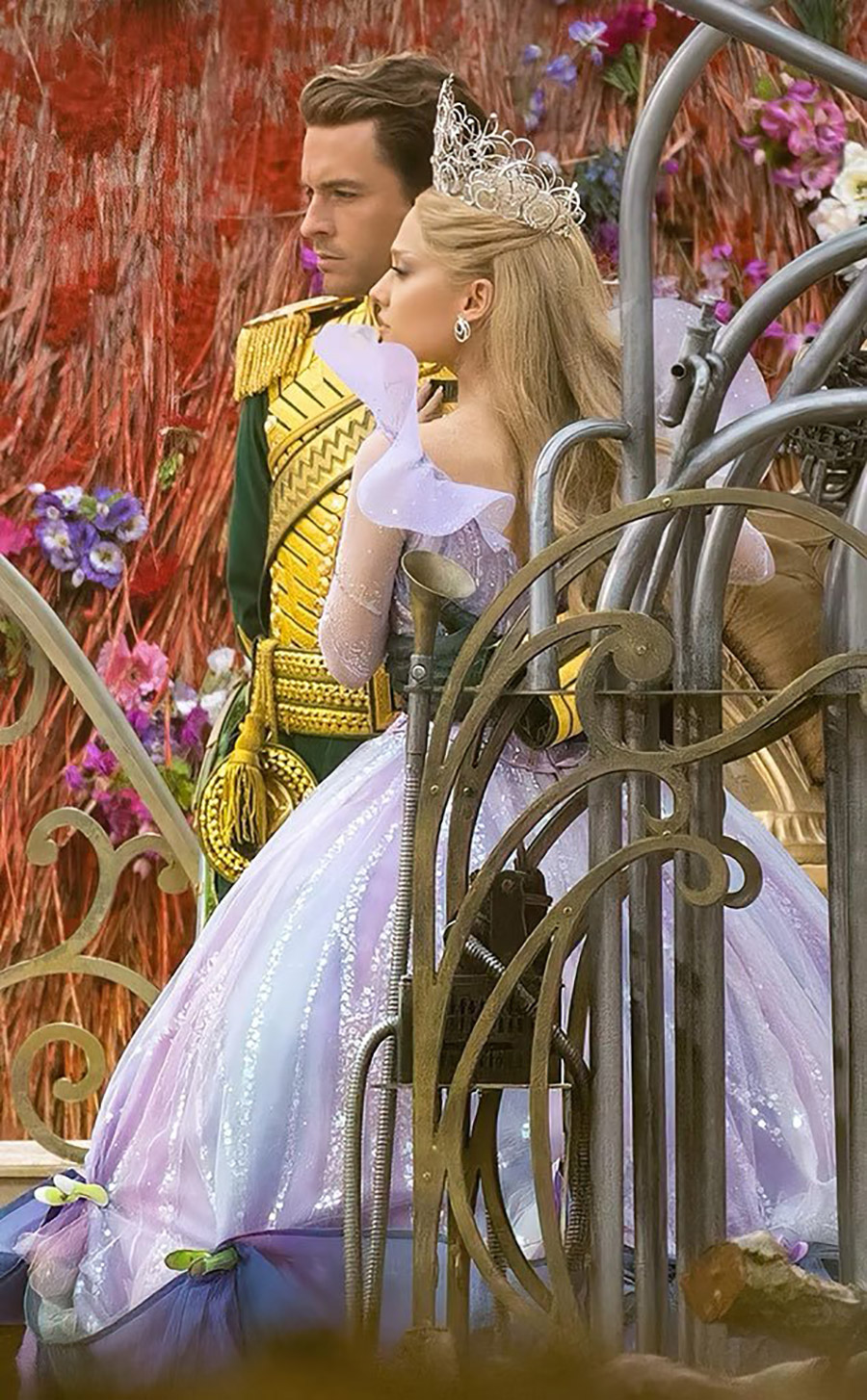 Jonathan Bailey και Ariana Grande  PHOTO UNIVERSAL PICTURES