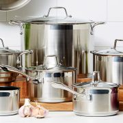 7 συμβουλές ειδικών για να οργανώσετε επιτέλους τις κατσαρόλες και τα τηγάνια σας