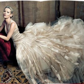 Η Kate Moss φωτογραφημένη με μία ρομαντική τουαλέτα, για το βιβλίο «The Style, Inspiration, and Life of Oscar de la Renta», εκδόσεις Assouline