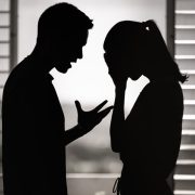 Παίζει με το μυαλό σας ο σύντροφός σας; Τι σημαίνει και πώς αντιδράτε;