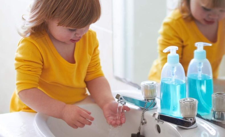 Είπαμε ότι η καθαριότητα είναι... μισή αρχοντιά! Αλλά το σαπούνι και το νερό είναι αρκετό. Τα αντιβακτηριδιακά μπορεί να σκοτώνουν τα περισσότερα μικρόβια αλλά όχι όλα, κάνοντάς τα πιο ανθεκτικά σε μια μελλοντική αναμέτρηση 