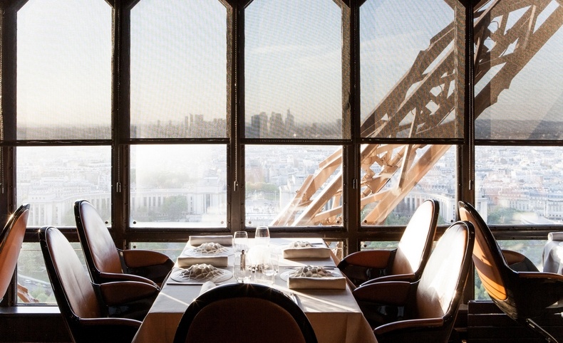 Στο Le Jules Vernes, το οποίο βρίσκεται στον Πύργο του Άιφελ, εκτός από τη θέα, θα δοκιμάσετε μία από τις ωραιότερες κουζίνες της γαλλικής πρωτεύουσας