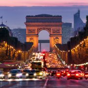 Η Πόλη του Φωτός η νύχτα πέφτει στη διάσημη λεωφόρο Champs Elysees