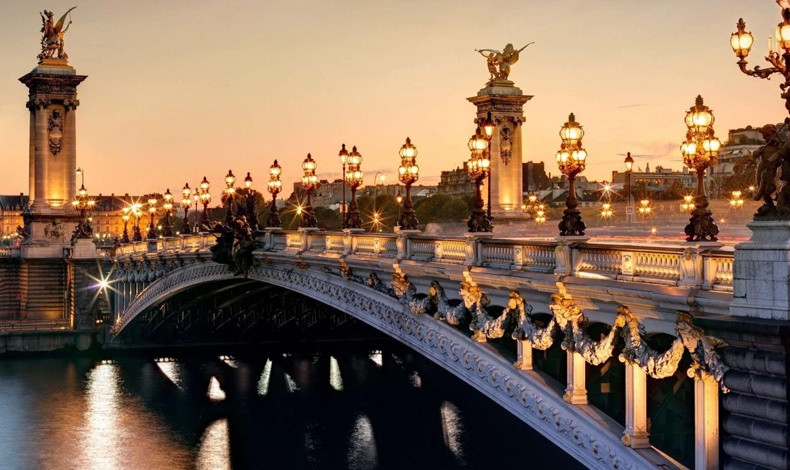 Η γέφυρα Alexandre III φωτισμένη το δειλινό, ποια ρομαντική ψυχή μπορεί να αντισταθεί σε αυτή την ομορφιά;