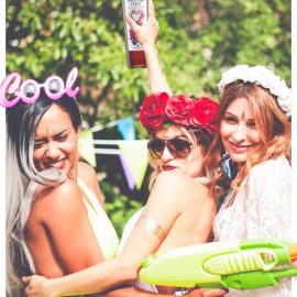 Editorial "Pool Party" φωτογραφημένο από τον Juan Mazzola // Οι υπέροχες ζωγραφιστές ετικέτες των κρασιών Party Time μας προδιαθέτουν... ανάλογα!