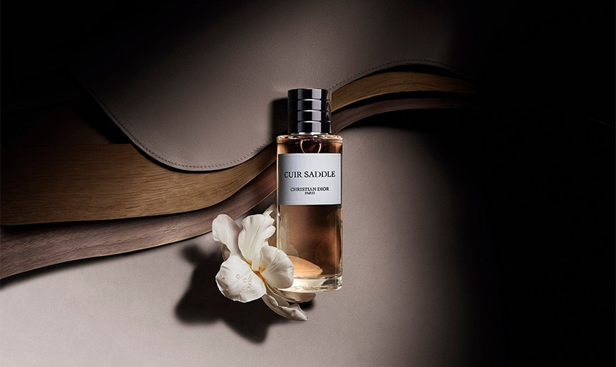 Το τελευταίο άρωμα «La Collection Privée» Dior Beauty, «Cuir Saddle», έχει πηγή έμπνευσητην εμβληματική τσάντα Saddle του Dior PHOTO CHRISTIAN DIOR OFFICIAL SITE
