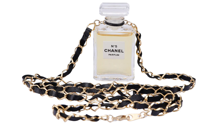 Σε μια πιο κυριολεκτική συγχώνευση υψηλής ραπτικής και αρώματος, τα κολιέ με μπουκάλι αρώματος έχουν γίνει το αξεσουάρ du jour, όπως αυτό της Chanel! PHOTO sattichouse.com