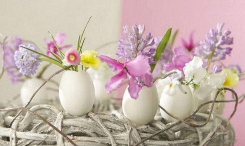 Τα κελύφη από τα αβγά μπορούν να μετατραπούν σε χαριτωμένα βαζάκια, με μικρά λεπτεπίλεπτα λουλούδια. Τα «βάζα» μπορούν να τοποθετηθούν σε ένα στεφάνι ή πάνω σε πρασινάδα