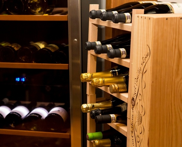 Στην κάβα του Wine Bar Restaurant Vinarte, όπου τηρούνται όλες οι υψηλές προδιαγραφές που εγγυώνται τη σωστή φύλαξη των κρασιών