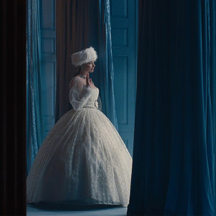 H Margot Robbie με το υπέροχο γούνινο καπέλο στα «Ανεμοδαρμένα Ύψη» PHOTO WARNER BROS PICTURES