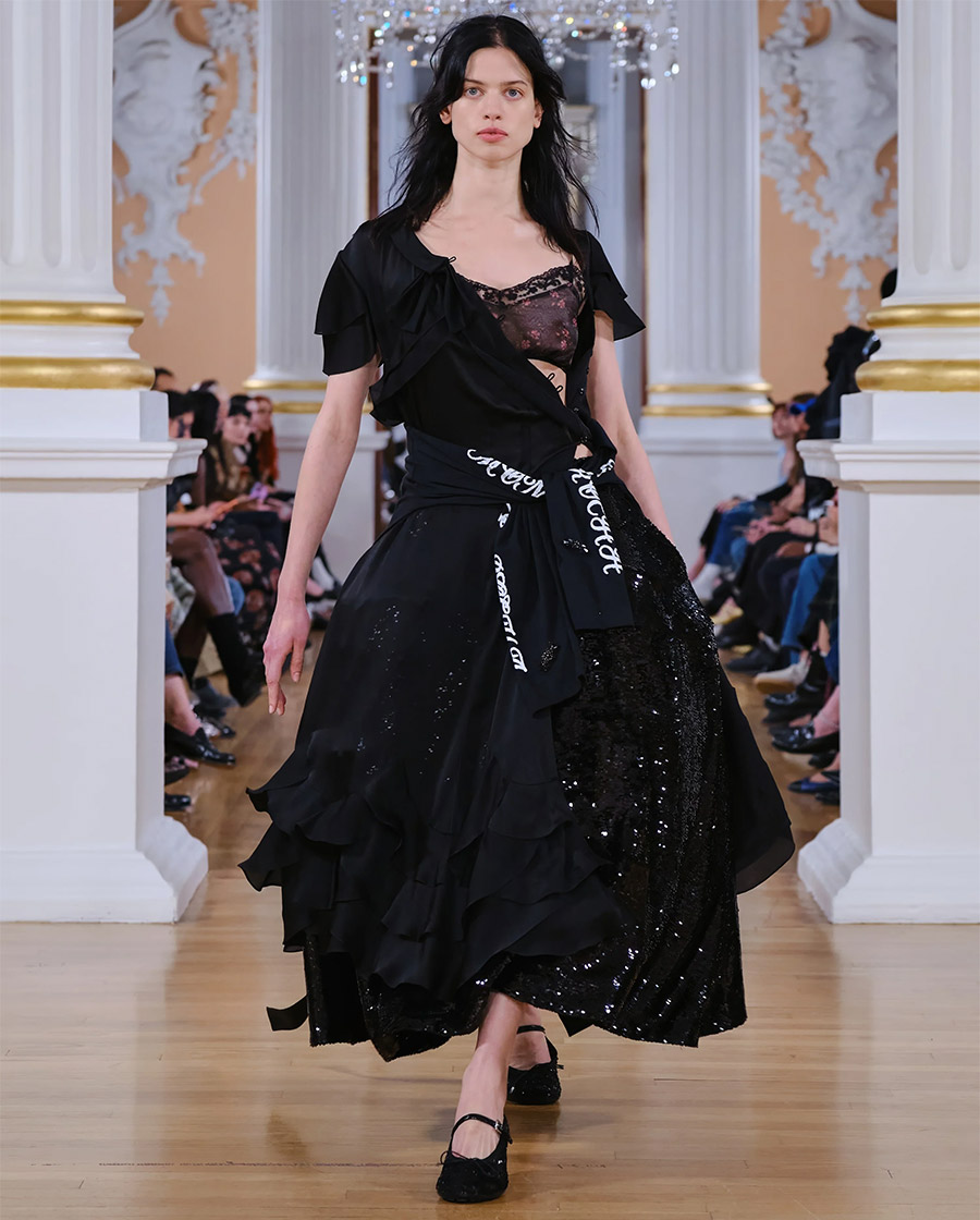 Η εκδοχή του στυλ της Αντιβασιλείας από την πασαρέλα της Simone Rocha PHOTO SIMONE ROCHA