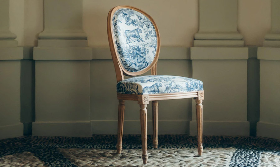 Η κλασική καρέκλα με στόφα toile de Jouy σε γαλάζιο 