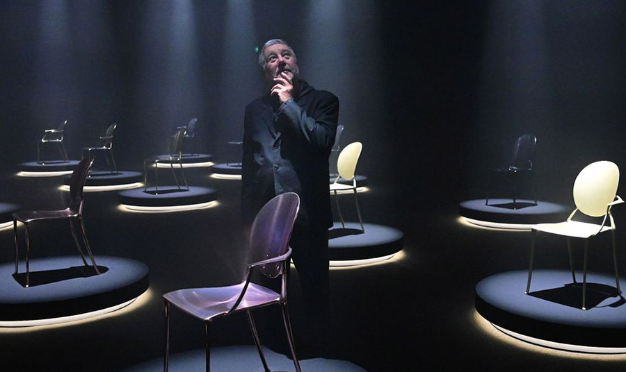 Ο σχεδιαστής Philippe Starck, ανάμεσα στις νέες του καρέκλες «Miss Dior»