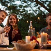 Άνοιξη: Καιρός για πικ-νικ ή προτάσεις για φαγητό έξω! Γιατί κάνει τόσο καλό στην ψυχική μας υγεία;