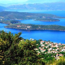 Η υπέροχη θέα από το γραφικό χωριό Λαύκος πνιγμένο στο πράσινο και τα γαλανά νερά του Παγασητικού