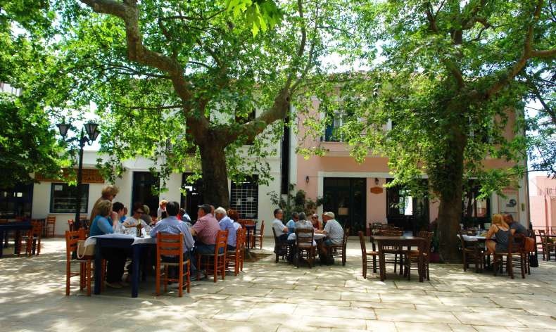 Στην πλατεία του Λαύκου, για καλό φαγητό στη σκιά των πλατάνων