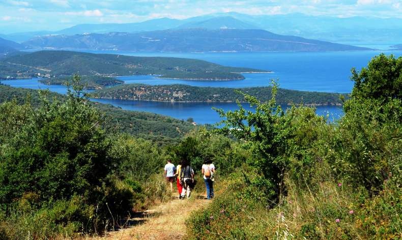 Ακολουθώντας το πεζοπορικό μονοπάτι από τον Λαύκο στη Μηλίνα, η θέα που απολαμβάνεις είναι μαγευτική!