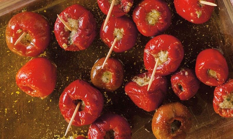 Κόκκινες πιπεριές γεμιστές με τόνο