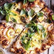 Πίτσα με 3 τυριά, φέτες λεμόνι και βασιλικό: Λαμπερή σαν την άνοιξη!