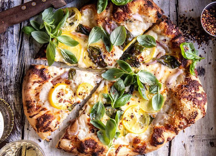 Πίτσα με 3 τυριά, φέτες λεμόνι και βασιλικό: Λαμπερή σαν την άνοιξη!