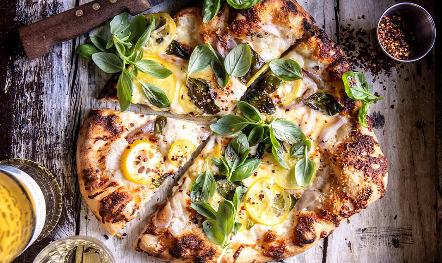 Πίτσα με 3 τυριά, φέτες λεμόνι και βασιλικό: Λαμπερή σαν την άνοιξη!