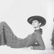 Η Σαρλότ Ράμπλινγκ παραδίδει μαθήματα στιλ με το μάξι πλεκτό της φόρεμα, καπέλο και λουστρίνι μπότες από τη δεκαετία του ’70 // Η Φρανσουάζ Αρντί με μίνι πλεκτό φόρεμα από τα τέλη του ‘60