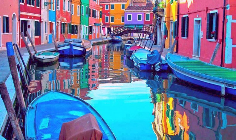 Καθώς κανείς φθάνει με το καραβάκι στο νησάκι Μπουράνο στη λιμνοθάλασσα της Βενετίας αντικρίζει τόσα πολλά χρώματα στα κτίρια που αναρωτιέται πώς δεν γνώριζε μέχρι τώρα την ύπαρξή του!