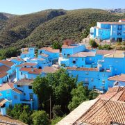 Το Júzcar στην Ανδαλουσία κάποτε ήταν ένα μικρό, παραδοσιακό χωριό με λευκά σπίτια, μέχρι που για της ανάγκες τη ταινίας «Τα στρουμφάκια» βάφτηκε στα γαλάζια?