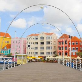 Στην πρωτεύουσα του νησιού Κουρασάο, στην Καραϊβική, το ιστορικό κέντρο αφηγείται τη δική του πολύχρωμη ιστορία που μπλέκεται με τους αστικούς θρύλους της ολλανδικής κυριαρχίας