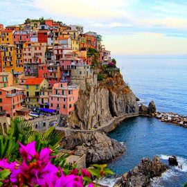 Η Μαναρόλα είναι ένα από τα χωριά των Cinque Terre στην δυτική Ιταλική Ριβιέρα, ένα πανέμορφο ψαροχώρι με τα χρωματιστά σπίτια του χτισμένα πάνω σε καταπράσινους βράχους που γοητεύει