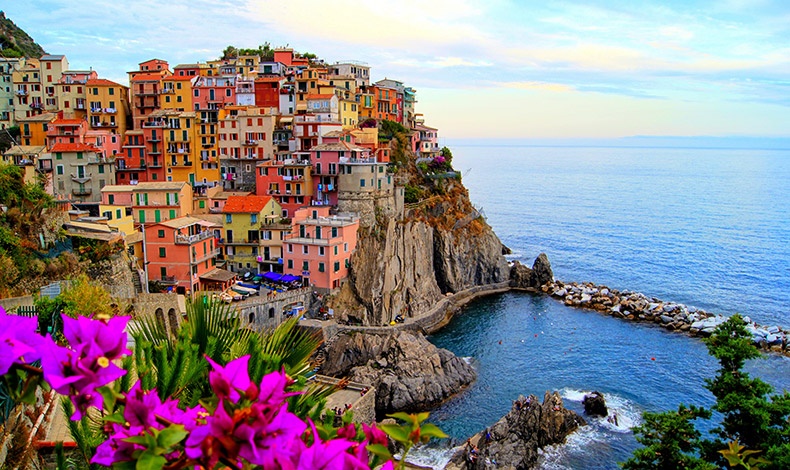 Η Μαναρόλα είναι ένα από τα χωριά των Cinque Terre στην δυτική Ιταλική Ριβιέρα, ένα πανέμορφο ψαροχώρι με τα χρωματιστά σπίτια του χτισμένα πάνω σε καταπράσινους βράχους που γοητεύει