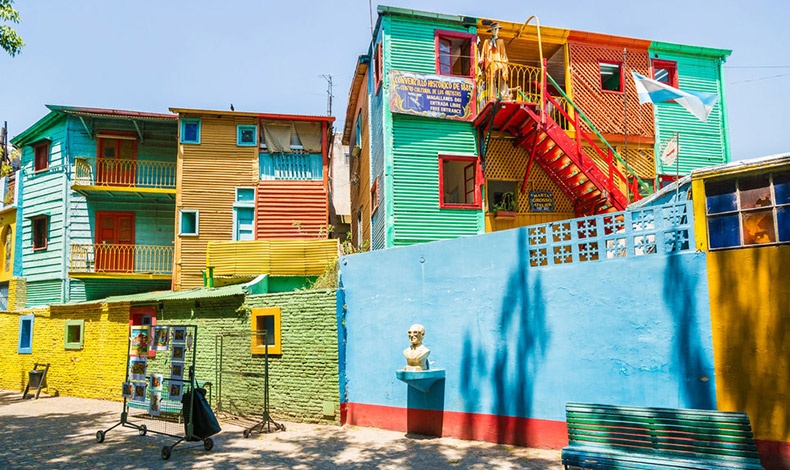 Η συνοικία Λα Μπόκα του Μπουένος Άιρες είναι η πιο χρωματιστή περιοχή της, στην είσοδο του παλιού λιμανιού όπου οι παλιές αποθήκες είναι βαμμένες με έντονα, διαφορετικά μεταξύ τους χρώματα