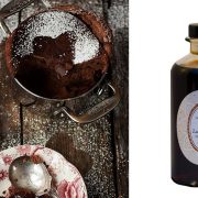 Το Λικέρ Σοκολάτα αναβιώνει μία παλιά συνταγή της υπεραιωνόβιας κεφαλονίτικης ποτοποιίας και μας προσκαλεί σε μία νέα γευστική περιπέτεια με μία «βουτιά» στη γλυκιά απόλαυση μοναδικών κόκκων κακάο.
