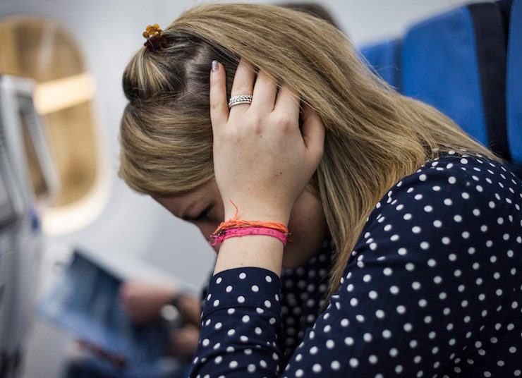 Γιατί πονάνε τα αυτιά μας στο αεροπλάνο; Τι μπορούμε να κάνουμε;