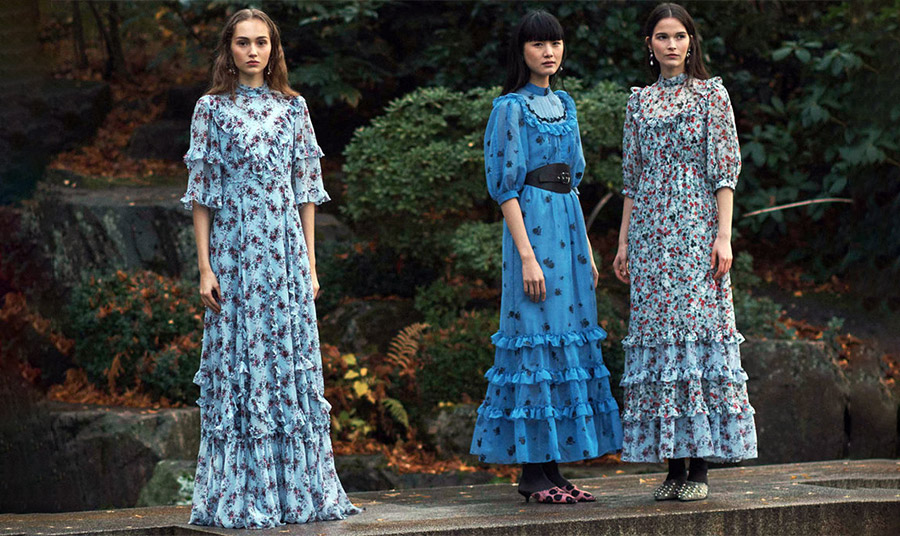 Ο οίκος Erdem παρουσίασε σύγχρονες ερμηνείες των prairie φορεμάτων που χαρακτηρίζονται από ζωηρές παλέτες χρωμάτων και πολλά φλοράλ