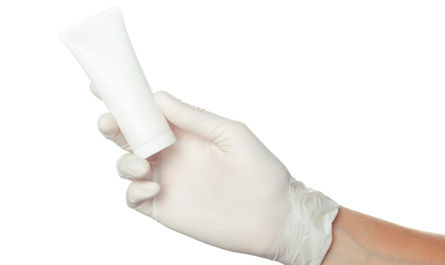 Μην ξεχνάτε την ενυδατική κρέμα χεριών σας καθημερινά! ©FREEPIK