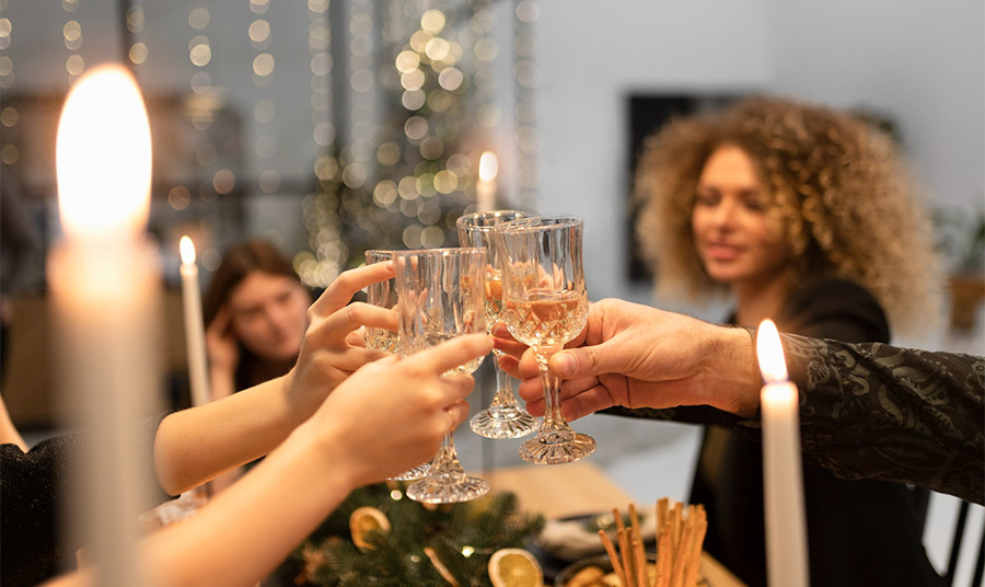 Πρωτοχρονιάτικο τραπέζι: Τι να παραλείψετε και τι να προσέξετε στη διακόσμηση