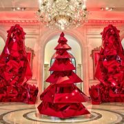 Κατακόκκινα αφαιρετικά γλυπτά εντυπωσιάζουν στο Four Seasons George V, στο Παρίσι