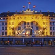 Ένα παλάτι που έχει μετατραπεί σε ξενοδοχείο στολίζεται κάθε χρόνο με 50.000 φωτάκια. O λόγος για το Ηοtel d? Angleterre, στην Κοπεγχάγη