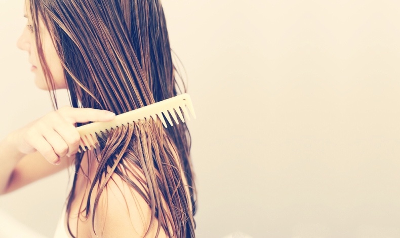 Μην χτενίζεστε όταν τα μαλλιά σας είναι υγρά και προτιμήστε μία ξύλινη χτένα με αραιά δόντια