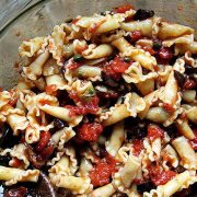 Εύκολη μακαρονάδα Puttanesca