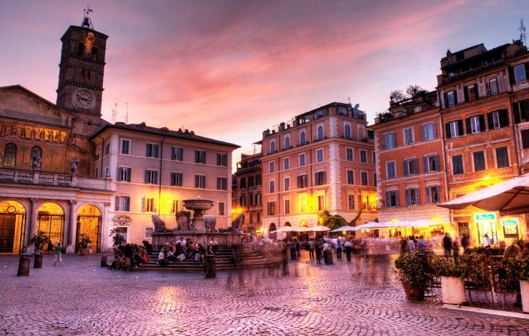 Όσες φορές και να βρεθείς στη Ρώμη, πάντοτε έχεις κάτι για να ονειρευτείς, όπως ένα σούρουπο στην πλατεία Τραστέβερε