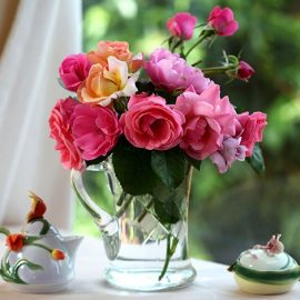 Καλό καθάρισμα, φρέσκα λουλούδια και αρωματικά έλαια θα ανανεώσουν την ατμόσφαιρα του σπιτιού για ευχάριστη διάθεση