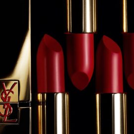 Πρωτοποριακή τεχνολογία για την ανάδειξη του χρώματος, απίστευτη κρεμώδης υφή και φυσικά μια χρυσή πολυτελής συσκευασία, η συλλογή Rouge Pur Couture γίνεται το αντικείμενο του πόθου